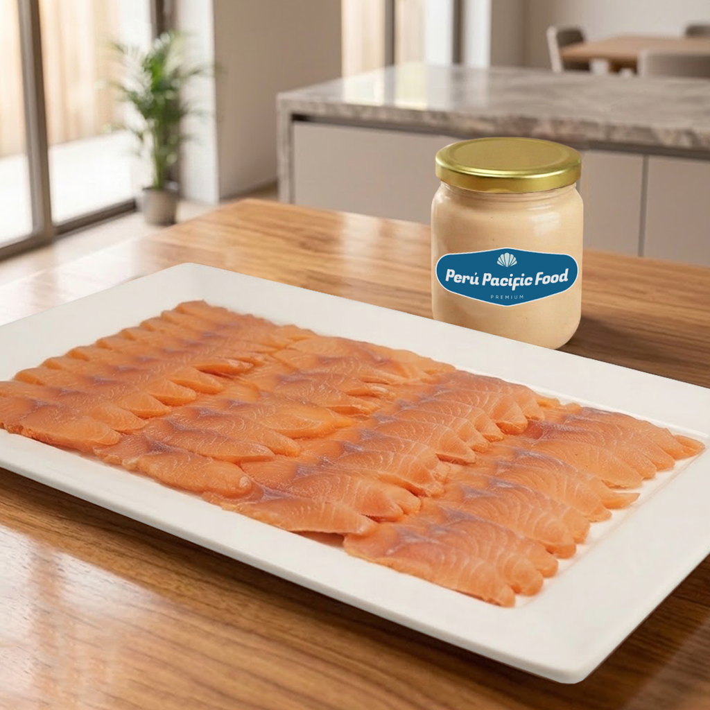 Tiradito de Salmón con Salsa Acevichada